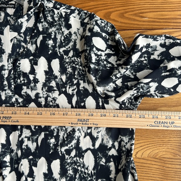 Best mountain cream and soft, black blouse size large - Picture 2 of 8